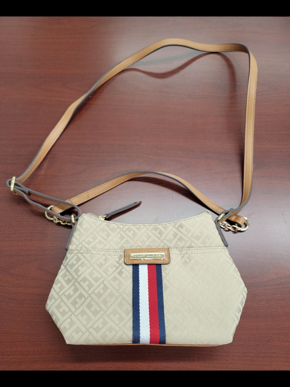 NWOT- Stylish Tommy Hilfiger crossbody bag.